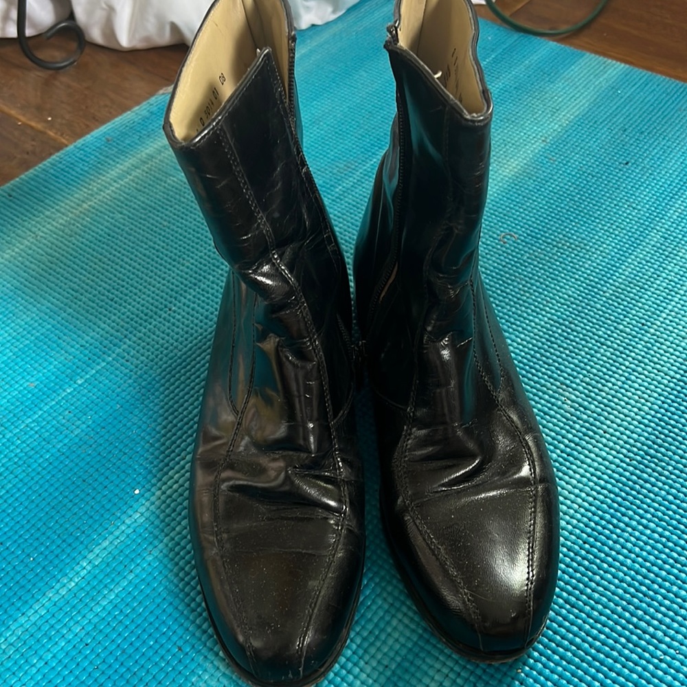 Leather zip up vintage boots! ☺️😉